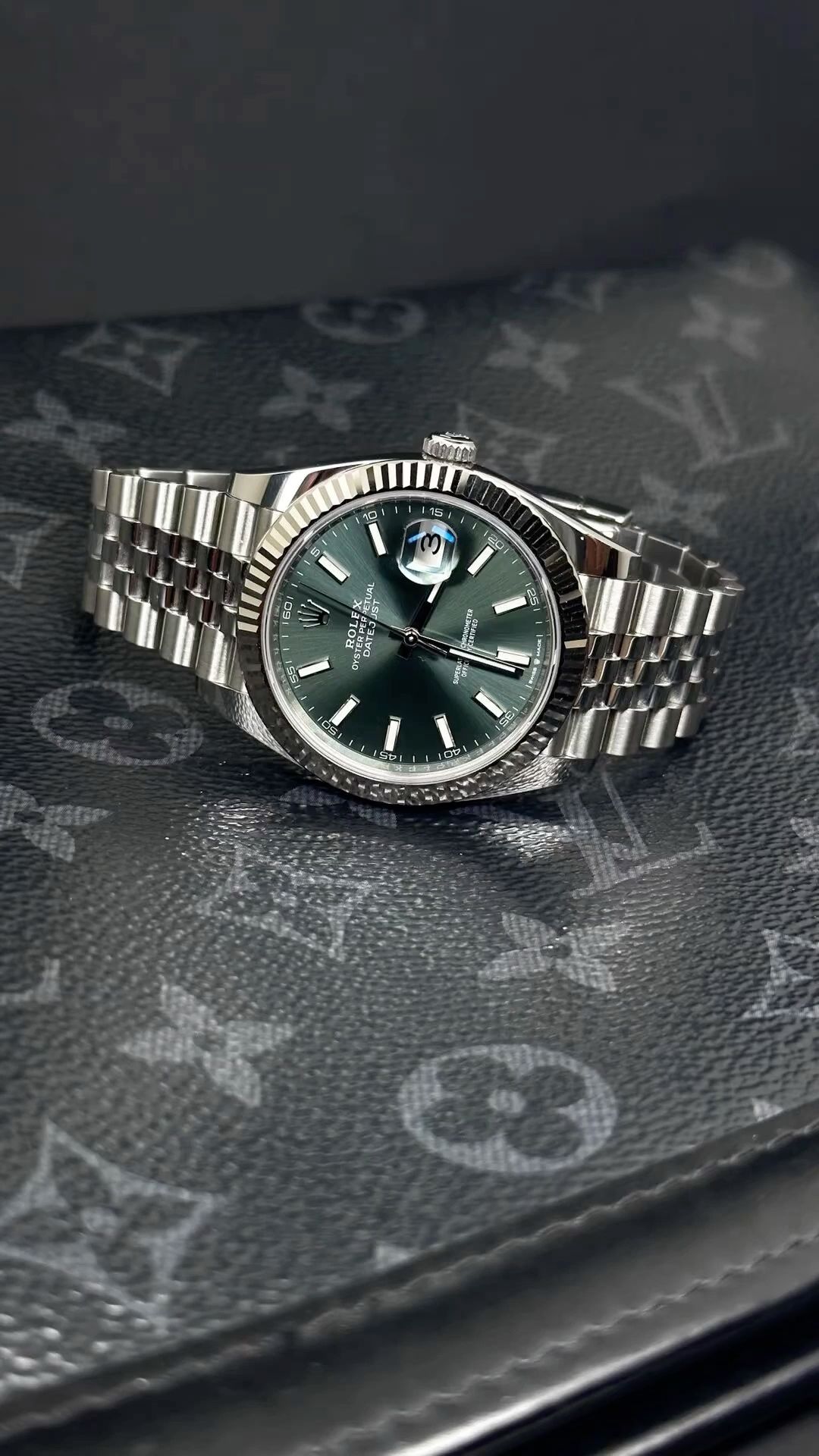 ساعة روليكس Datejust الأصلية الشكل فخامة تُشبهك وتكمل أناقتك!