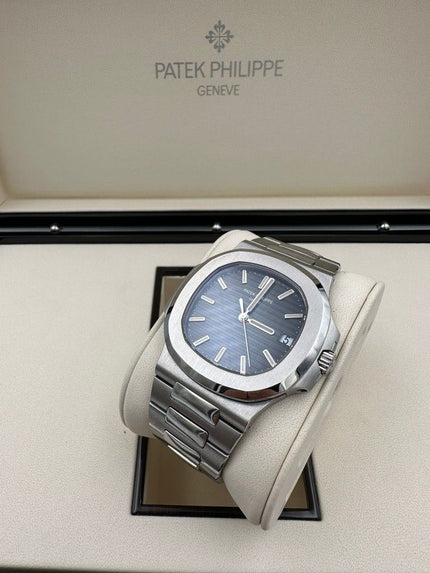ساعة Patek Philippe Nautilus الفاخرة… أناقة هادئة ترفع قيمتك بدون ما تتكلم!