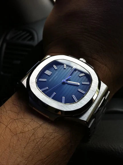 ساعة Patek Philippe Nautilus الفاخرة… أناقة هادئة ترفع قيمتك بدون ما تتكلم!