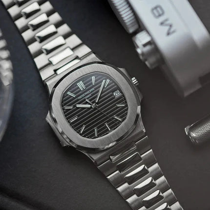 ساعة Patek Philippe Nautilus الفاخرة… أناقة هادئة ترفع قيمتك بدون ما تتكلم!