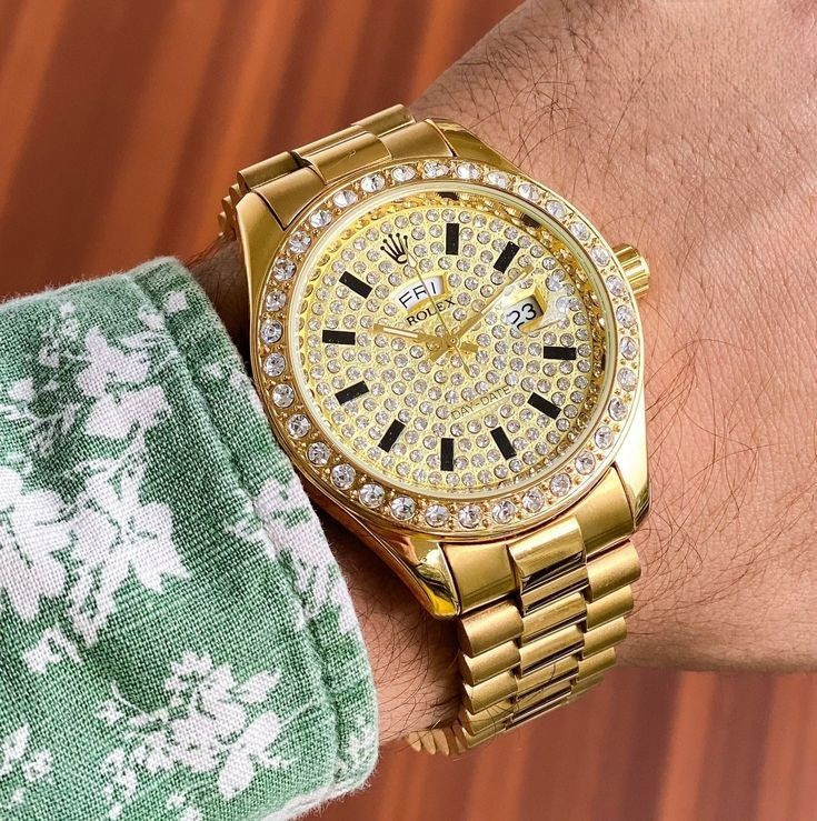 ساعة رولكس Day-Date الذهبية المرصعة - فخامة تلمع مع كل حركة!