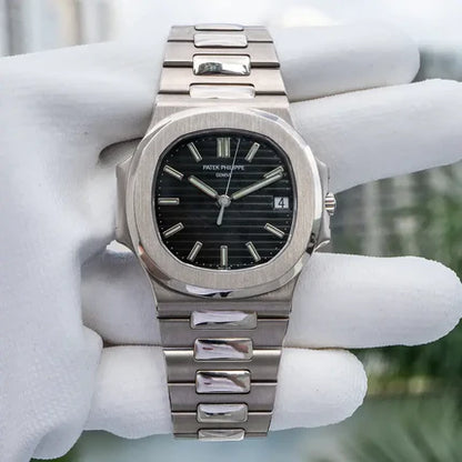 ساعة Patek Philippe Nautilus الفاخرة… أناقة هادئة ترفع قيمتك بدون ما تتكلم!