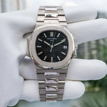 ساعة Patek Philippe Nautilus الفاخرة… أناقة هادئة ترفع قيمتك بدون ما تتكلم!